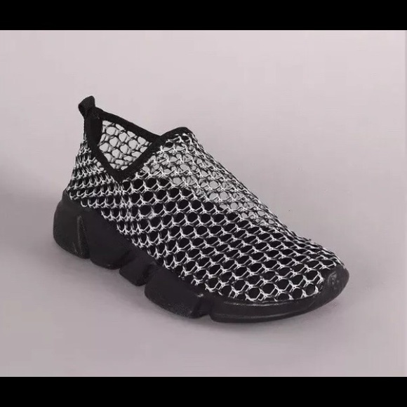Mesh Walking Shoe/ size 8 (feels like size 8.5) - Picture 6 of 6